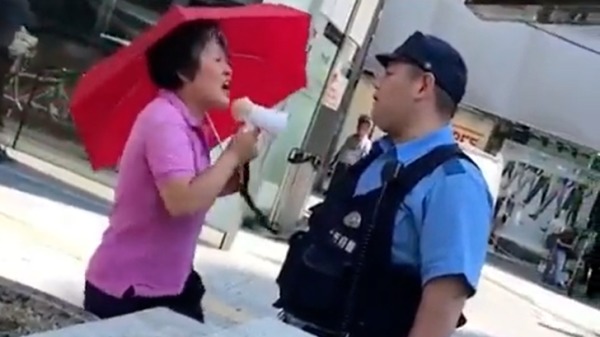 一名中国大妈至日本观光，竟于当地恶意挑衅日本警察，而朝警察尖声高喊“抗议”、“要人权”等。