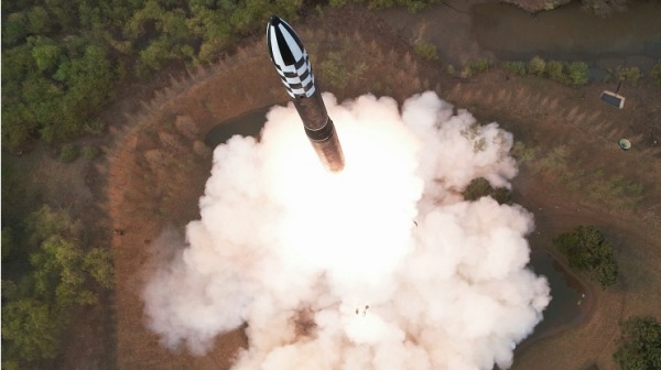 14日，朝鲜劳动新闻报导称，在金正恩国务委员长之指导下，在13日发射了使用固体燃料之新型洲际弹道导弹“火星炮-18型”。