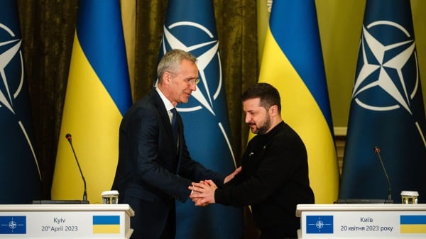 北约秘书长斯托尔滕贝格与乌克兰总统泽连斯基握手。