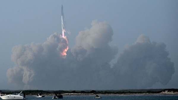 SpaceX公司於2023年4月20日在德州博卡奇卡的Starbase進行Starship飛行測試，火箭於中部時間8:33成功發射。Starship 太空艙原計劃在飛行三分鐘後與第一級火箭助推器分離，但分離未能發生，火箭爆炸了。(PATRICK T. FALLON/AFP via Getty Images)