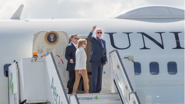 2023年4月14日：在愛爾蘭政府提供的這張講義圖片中，美國總統拜登與他的妹妹瓦萊麗和兒子亨特在愛爾蘭都柏林乘坐空軍一號離開都柏林機場。（Julien Behal/Irish Government via Getty Images）