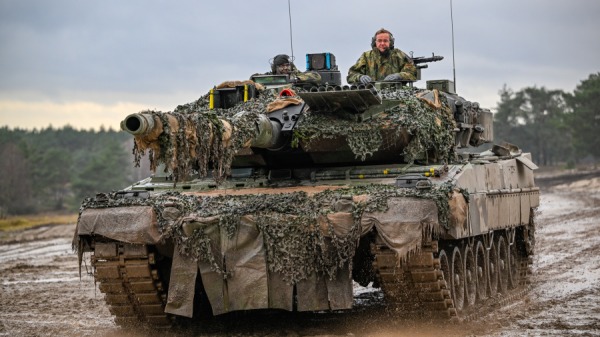 2023年2月1日，德國國防部長鮑里斯•皮斯托瑞斯 (Boris Pistorius)至德國奧古斯特多夫訪問德國聯邦國防軍的 Panzerbataillon 203坦克中隊期間乘坐豹 2 坦克( Leopard 2 A6 )