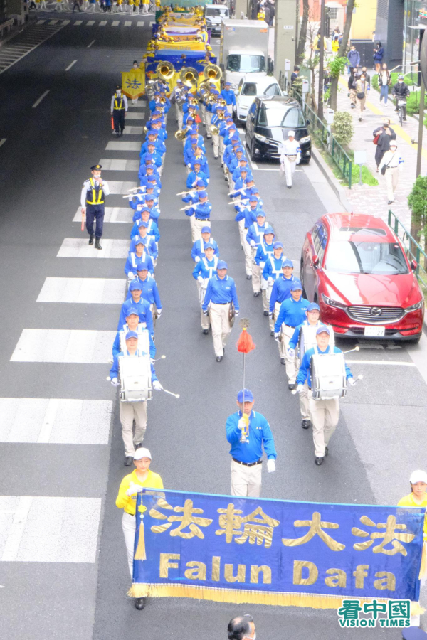 日本法輪功學員在東京都的繁華區池袋舉行大遊行