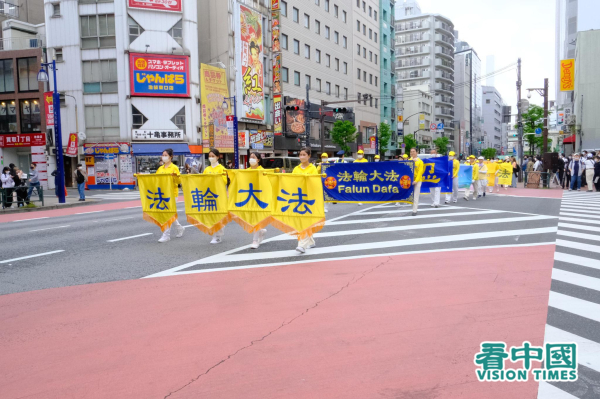 日本法轮功学员在东京都的繁华区池袋举行大游行