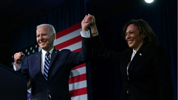 2023年2月3日，美国副总统哈里斯和美国总统乔拜登在宾州费城举行的民主党全国委员会（DNC）2023年冬季会议上牵手。 （ANDREW CABALLERO-REYNOLDS/AFP via Getty Images）(