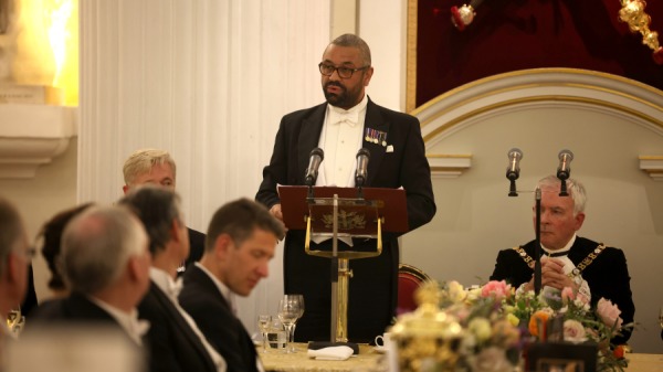 2023年4月25日，英国外交大臣詹姆斯．克莱弗利于在英国伦敦大厦举行的复活节宴会上发表讲话