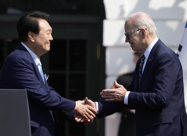 2023年4月26日，拜登在白宫欢迎到访的韩国总统尹锡悦。
