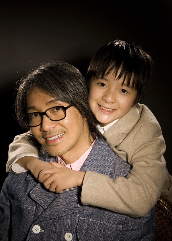 徐娇9岁时被周星驰相中参演《长江七号》，并在戏中反串小男孩而爆红，一举拿下香港电影金像奖最佳新人奖备受外界关注。