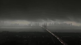 武汉大暴雨1秒白天变黑夜网友：世界末日吗(组图)