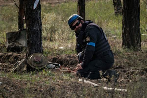 2022年10月6日，在俄罗斯入侵乌克兰期间，一名乌克兰国家警察紧急排雷队的军官准备在顿涅茨克地区最近收复的莱曼镇附近引爆收集的反坦克地雷和炸药。