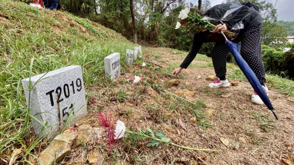 圖為市民在2021年自發前往沙嶺公墓拜祭2019年下葬的死者。（圖片來源：VOA）