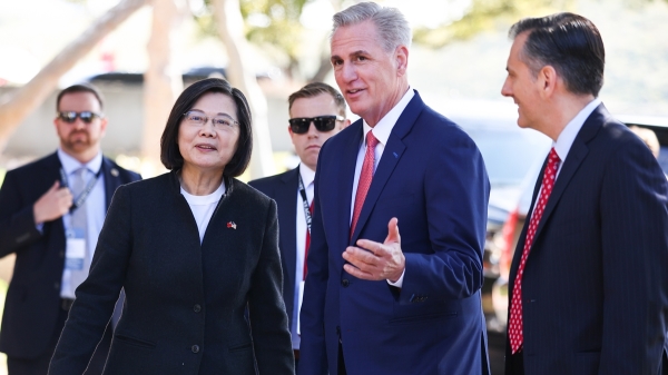 2023 年 4 月 5 日，众议院议长凯文・麦卡锡（R-CA）（右中）在抵达罗纳德・里根总统图书馆参加在加利福尼亚州西米谷举行的两党会议时迎接台湾总统蔡英文（左中）。