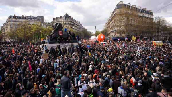 4月6日，法國工會與政府養老金改革談判陷入僵局，民眾再次舉行全國性抗議活動和罷工，這是自今年1月以來第11次全國性大規模抗議活動。
