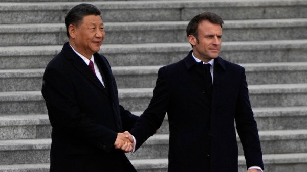 2023年4月6日，法國總統埃馬紐埃爾•馬克龍在中國北京人民大會堂外的歡迎儀式上與中國國家主席習近平握手。