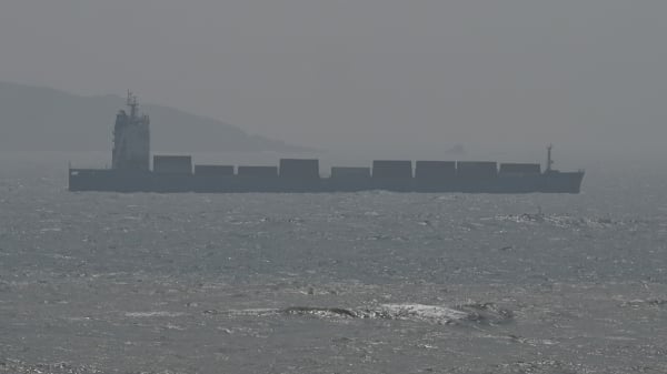 2023 年 4 月 8 日，从中国东南部福建省离台湾最近的平潭岛看，一艘船在台湾海峡航行。-中国于 4 月 8 日在台湾周围展开军事演习。