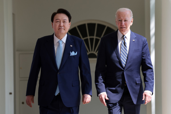 4月26日，美国总统拜登（右）和韩国总统尹锡悦前往白宫椭圆形办公室开会。