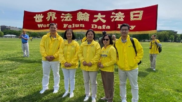 大华府地区的部分越南裔法轮功学员在庆祝活动中合影。