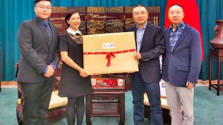 今年3月，中国驻新西兰大使王小龙（右二）于大使馆内会见了陆欣宴（左二），并明确表示支持《人民日报海外版》发行，且要求该报“讲好中国故事”。