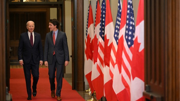 2023年3月24日，加拿大總理在國會大廈歡迎美國總統拜登訪問。（MANDEL NGAN/AFP via Getty Images）