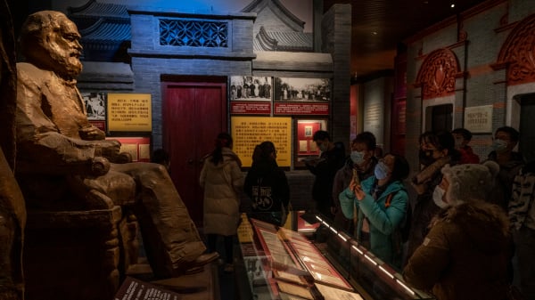 2021年12月16日，人們在中國共產黨博物館參觀時觀看馬克思的雕像。該博物館於2021年6月正式開放，正值中國共產黨成立100週年紀念之年。