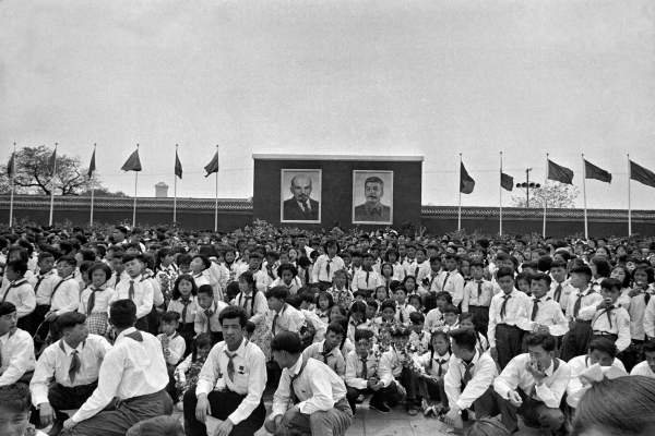 1957年5月1日，这张拍摄于北京天安门广场上的档案照片显示正在举行的庆祝五一的集会。背景中可以看到苏联领导人列宁和斯大林的巨幅肖像。