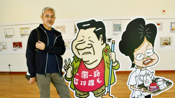 尊子和他的漫畫版習近平、林鄭月娥。（圖片來源：VOA）
