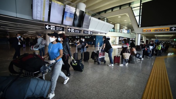 2020年6月3日，旅客穿過意大利羅馬菲烏米奇諾機場的航站樓