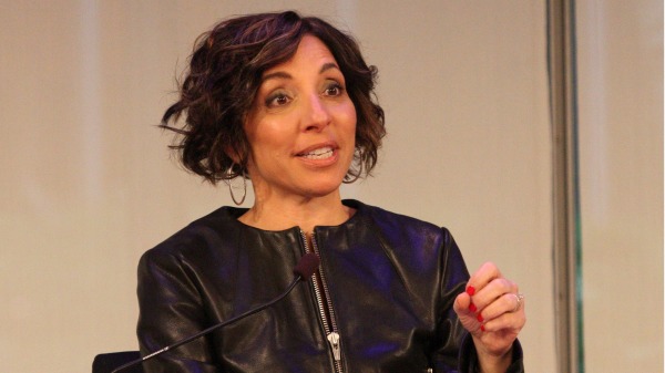 NBCUniversal 廣告銷售和創意合作夥伴關係主席 Linda Yaccarino 於 2015 年 9 月 30 日在紐約市時代中心舞台發表演講。（Laura Cavanaugh/Getty Images for AWXII）