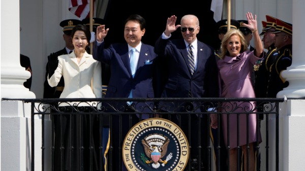2023年4月26日，（从左到右）韩国第一夫人金健熙、韩国总统尹锡烈、美国总统乔．拜登和第一夫人吉尔．拜登在白宫举行的抵达仪式上挥手致意