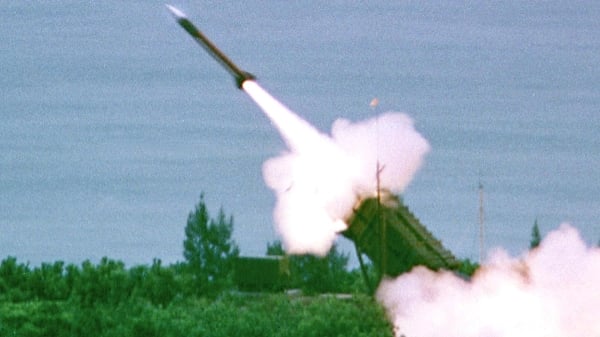 台湾军事机构发布的照片显示，2001年6月20日，一枚美国制造的爱国者导弹在屏东东南沿海军事基地发射。