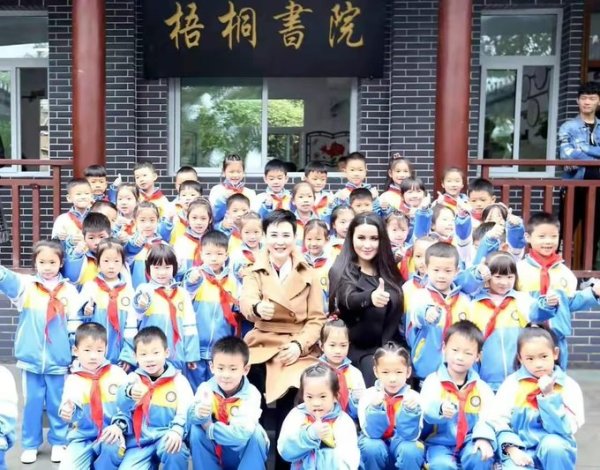 今年2月，李小琳和她的女兒參加學校紀念李碩勛誕辰120週年活動。（圖片來源：推特）