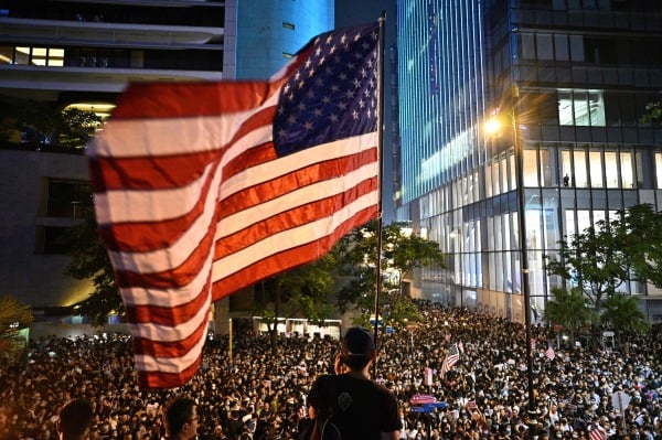 2019年10月14日，一名香港抗争者在集会上挥舞着美国国旗。