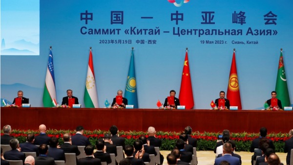 2023年5月19日，中國國家主席習近平（右三）、哈薩克斯坦總統託卡耶夫（左三）、吉爾吉斯斯坦總統薩德爾•賈帕羅夫（右二）、塔吉克斯坦總統埃莫馬利•拉赫蒙（左二）、土庫曼斯坦總統別爾德穆哈梅多夫（右）和烏茲別克斯坦總統沙夫卡特•米爾濟約耶夫在中國陝西省西安市舉行的中國-中亞峰會聯合新聞發布會上，雙方簽署了一份聲明。