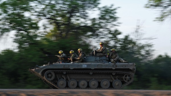 2023年5月20日，在俄罗斯入侵乌克兰期间，乌克兰士兵乘坐 BMP 步兵战车前往巴赫穆特。
