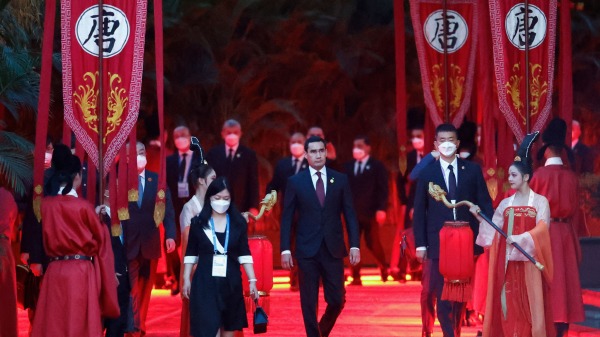 5月18日，吉尔吉斯斯坦总统萨德尔·贾帕罗夫和夫人艾古尔·贾帕罗娃抵达陕西省西安市,参加中国-中亚峰会欢迎仪式。（图片来源：FLORENCE LO/POOL/AFP via Getty Images）