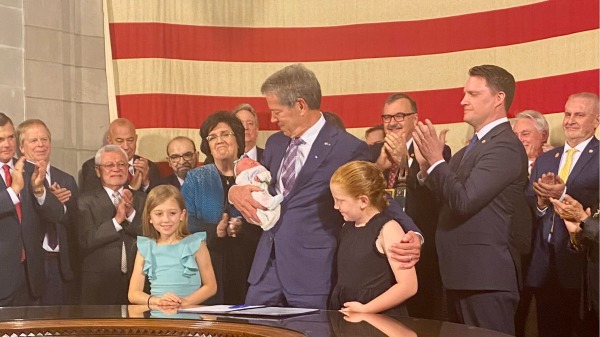 2023年5月22日，美国布拉斯加州州长皮伦5月22日签署了一项法案，禁止在怀孕12周时堕胎，并限制对19岁以下的人进行性别肯定护理（变性）医疗。（NE Family Alliance推特帐号）