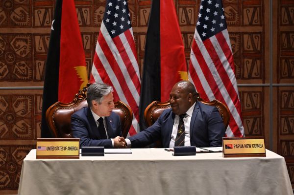 美国国务卿布林肯和巴布亚新几内亚国防部长温·巴克里·达基于2023年5月22日在莫尔兹比港APEC Haus举行的印度-太平洋岛屿合作论坛签署安全协议后握手。