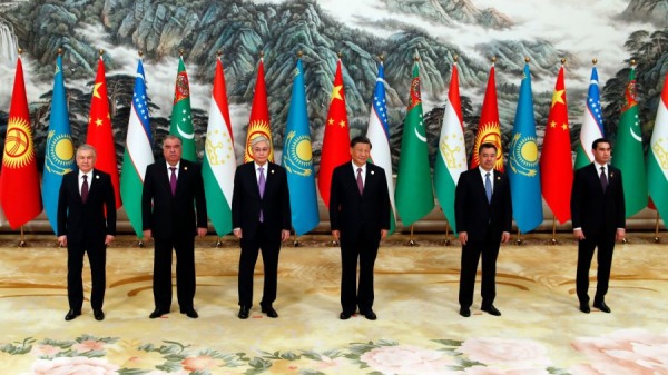 2023年5月19日，中国国家主席习近平、哈萨克斯坦总统卡西姆若马尔特．讬卡耶夫、吉尔吉斯斯坦总统萨德尔．贾帕罗夫、塔吉克斯坦总统埃莫马利．拉赫蒙、土库曼斯坦总统谢尔达尔．别尔德穆哈梅多夫和乌兹别克斯坦总统沙夫卡特．米尔济约耶夫在中国-中亚峰会期间合影留念。