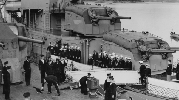 1941年8月10日，英国首相丘吉尔在英国战舰威尔士亲王号战列舰的甲板上抚摸着一只名叫 Blackie 的猫。
