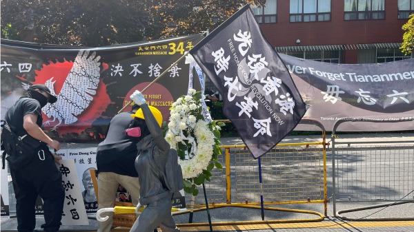 2023年5月28日，香港民主女神像伫立在多伦多中领馆前（看中国肖然摄）