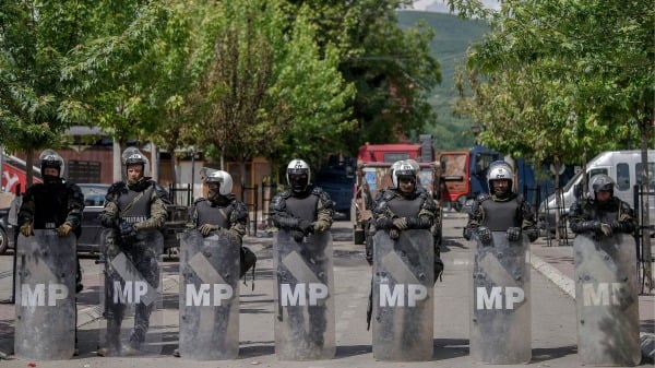 5月30日，北約部隊士兵在科索沃北部城鎮茲韋錢（Zvecan）附近維護治安。