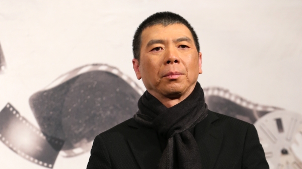 才传移民美国，中国知名导演冯小刚被爆脱手香港豪宅。
