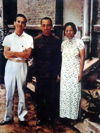 1938年史诺（左）与周恩来夫妇在武汉大学。