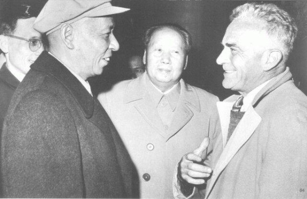 斯诺（右)1960年访华与毛泽东、刘少奇谈话。