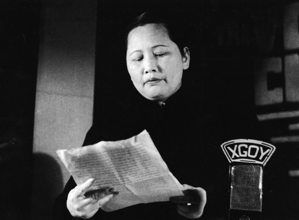 宋庆龄正在朗读手中文件，通过广播向中国人民发表讲话，于重庆1940 年代。