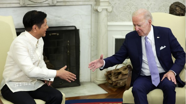 美国总统乔拜登在 2023 年 5 月 1 日在华盛顿特区白宫椭圆形办公室举行的一次会议上与菲律宾总统小费迪南德马科斯握手。拜登总统和马科斯总统会面讨论“努力加强长期的美菲联盟”(
