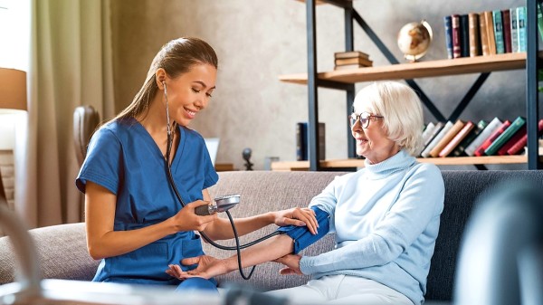 护士帮高血压老人量血压