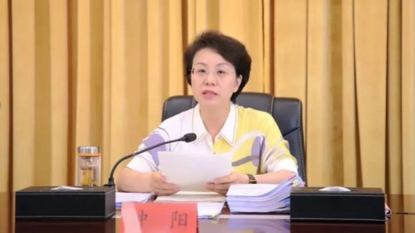 70后女州长钟阳4月18日任上被查，4天前出席会议。（图片来源：网络）