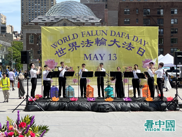 2023年5月7日，纽约地区部分法轮功学员汇聚在曼哈顿联合广场举办庆祝活动