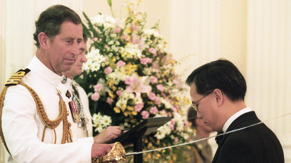 图为1997年6月29日，查理斯王子向时任财政司曾荫权颁授的是英帝国爵级司令勋章（KBE）。（图片来源：Getty Images）
